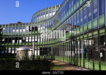 OBERHAUSEN, DEUTSCHLAND - 18. SEPTEMBER 2020: Moderne Architektur der Stadtsparkasse Oberhausen, Deutschland. Oberhausen ist die 15. Größte Stadt des Bundesstaates N Stockfoto