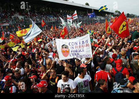 Die Fans feiern unter dem Podium mit einem Banner für das Lotus F1 Team von Kimi Räikkönen (FIN). Großer Preis von Italien, Sonntag, 8. September 2013. Monza Italien. Stockfoto