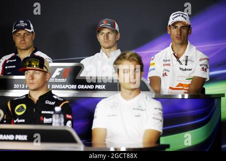 Die FIA-Pressekonferenz (von hinten (L bis R)): Valtteri Bottas (FIN) Williams; Nico Hulkenberg (GER) sauber; Adrian Sutil (GER) Sahara Force India F1; Kimi Räikkönen (FIN) Lotus F1 Team; Nico Rosberg (GER) Mercedes AMG F1. Großer Preis von Singapur, Donnerstag, 19. September 2013. Marina Bay Street Circuit, Singapur. Stockfoto