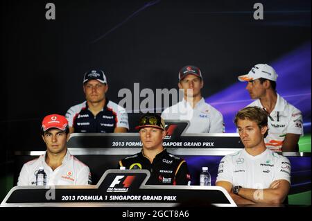 Die FIA-Pressekonferenz (von hinten (L bis R)): Valtteri Bottas (FIN) Williams; Nico Hulkenberg (GER) sauber; Adrian Sutil (GER) Sahara Force India F1; Sergio Perez (MEX) McLaren; Kimi Räikkönen (FIN) Lotus F1 Team; Nico Rosberg (GER) Mercedes AMG F1. Großer Preis von Singapur, Donnerstag, 19. September 2013. Marina Bay Street Circuit, Singapur. Stockfoto