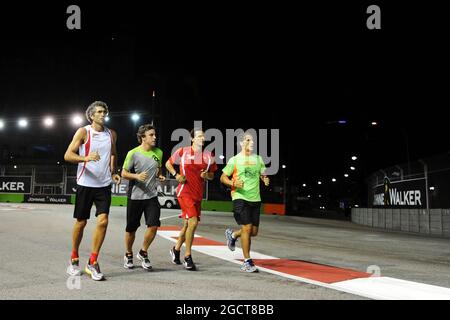 Fernando Alonso (ESP) Ferrari führt die Strecke mit Edoardo Bendinelli (ITA) Personal Trainer (links) und Pedro De La Rosa (ESP) Ferrari Development Driver (zweiter von rechts). Großer Preis von Singapur, Donnerstag, 19. September 2013. Marina Bay Street Circuit, Singapur. Stockfoto