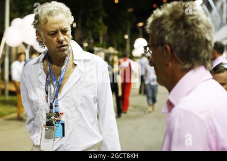 Bob Geldof (IRE) mit Eddie Jordan (IRE) BBC Television Pundit. Großer Preis von Singapur, Samstag, 21. September 2013. Marina Bay Street Circuit, Singapur. Stockfoto