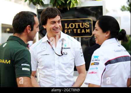 (L bis R): Cyril Abiteboul (FRA) Caterham F1 Team Principal mit Toto Wolff (GER) Mercedes AMG F1 Aktionär und Executive Director und Monisha Kaltenborn (AUT) sauber Team Principal. Großer Preis von Singapur, Sonntag, 22. September 2013. Marina Bay Street Circuit, Singapur. Stockfoto