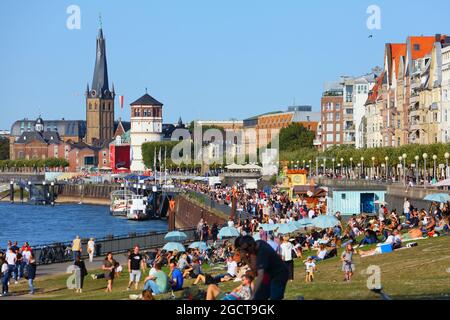 DÜSSELDORF, DEUTSCHLAND - 19. SEPTEMBER 2020: Menschen besuchen Rheinufer in Düsseldorf, Deutschland. Düsseldorf ist die 7. Größte Stadt Deutschlands Stockfoto