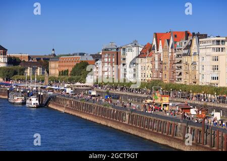 DÜSSELDORF, DEUTSCHLAND - 19. SEPTEMBER 2020: Menschen besuchen Rheinufer in Düsseldorf, Deutschland. Düsseldorf ist die 7. Größte Stadt Deutschlands Stockfoto