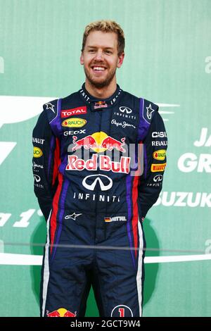 Rennsieger Sebastian Vettel (GER) Red Bull Racing auf dem Podium. Großer Preis von Japan, Sonntag, 13. Oktober 2013. Suzuka, Japan. Stockfoto