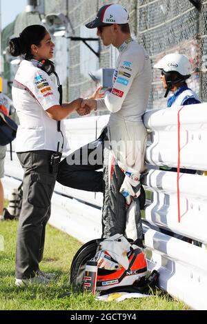 Nico Hulkenberg (GER) sauber mit Monisha Kaltenborn (AUT) sauber Teamchef am Start. Großer Preis von Japan, Sonntag, 13. Oktober 2013. Suzuka, Japan. Stockfoto