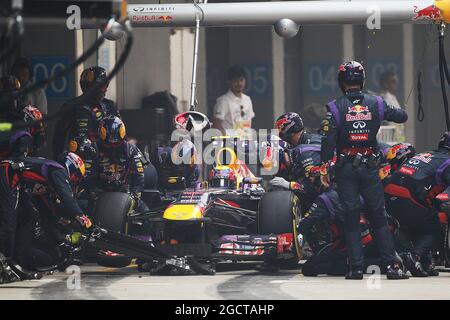 Mark Webber (AUS) Red Bull Racing RB9 macht einen Boxenstopp. Großer Preis von Indien, Sonntag, 27. Oktober 2013. Greater Noida, Neu-Delhi, Indien. Stockfoto