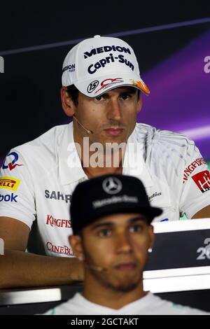 Adrian Sutil (GER) Sahara Force India F1 und Lewis Hamilton (GBR) Mercedes AMG F1 bei der FIA-Pressekonferenz. Großer Preis von Abu Dhabi, Donnerstag, 31. Oktober 2013. Yas Marina Circuit, Abu Dhabi, VAE. Stockfoto