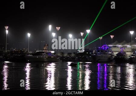 Lasershow über dem Hafen. Abu Dhabi Grand Prix, Freitag, 1. November 2013. Yas Marina Circuit, Abu Dhabi, VAE. Stockfoto