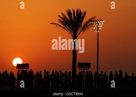 Die Sonne untergeht über der Strecke. Abu Dhabi Grand Prix, Sonntag, 3. November 2013. Yas Marina Circuit, Abu Dhabi, VAE. Stockfoto