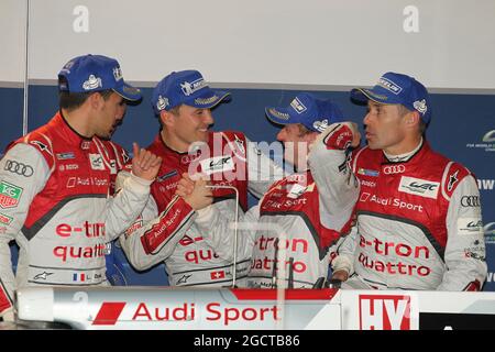 Rennsieger Marcel Fassler (SUI) (Mitte) Sport Team Joest, Audi R18 e-tron quattro feiert auf dem Podium mit den Weltmeistern Loic Duval (FRA) (links), Allan McNish (GBR) (Mitte) und Tom Kristensen (DEN) (rechts) Audi Sport Team Joest, Audi R18 e-tron quattro. FIA-Langstrecken-Weltmeisterschaft, Runde 7, Samstag, 9. November 2013. Shanghai, China. Stockfoto