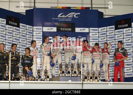 Das Podium (L bis R): Andrea Belicchi (ITA) / Mathias Beche (SUI) / Nicolas Prost (FRA) Rebellion Racing, Lola B12/60 Coupe, Toyota; Nicolas Lapierre (FRA), Alexander Wurz (AUT) Toyota Racing, Toyota TS030, Hybrid, Zweiter; Marcel Fassler (SUI), Benoit Treluyer (FRA), Andre Lotterer (GER) Audi Sport Team Joest, Audi R18 e-tron quattro, Rennsieger; Loic Duval (FRA), Tom Kristensen (DEN), Allan McNish (GBR) Audi Sport Team Joest, Audi R18 e-tron quattro, Dritter und Weltmeister. FIA-Langstrecken-Weltmeisterschaft, Runde 7, Samstag, 9. November 2013. Shanghai, China. Stockfoto