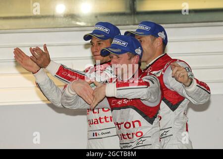 Weltmeister Loic Duval (FRA) (links), Allan McNish (GBR) (Mitte) und Tom Kristensen (DEN) (rechts) Audi Sport Team Joest, Audi R18 e-tron quattro, feiern in Parc Ferme. FIA-Langstrecken-Weltmeisterschaft, Runde 7, Samstag, 9. November 2013. Shanghai, China. Stockfoto