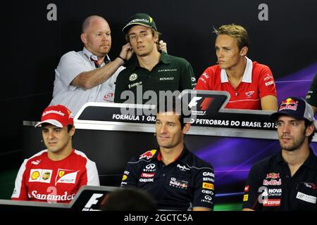 Die FIA-Pressekonferenz (von hinten (L bis R)): Charles Pic (FRA) Caterham; Max Chilton (GBR) Marussia F1 Team; Felipe Massa (BRA) Ferrari; Mark Webber (AUS) Red Bull Racing; Jean-Eric Vergne (FRA) Scuderia Toro Rosso. Großer Preis von Brasilien, Donnerstag, 21. November 2012. Sao Paulo, Brasilien. Stockfoto