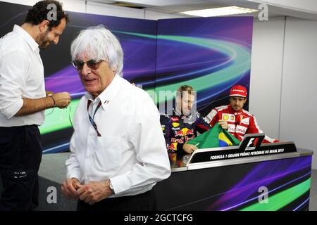 Bernie Ecclestone (GBR), CEO der Formula One Group (FOM), präsentiert eine brasilianische Flagge, die von ihm und allen Fahrern unterzeichnet wurde, damit Sebastian Vettel (GER) Red Bull Racing unterzeichnet wird und Mark Webber (AUS) Red Bull Racing präsentiert wird. Großer Preis von Brasilien, Sonntag, 24. November 2013. Sao Paulo, Brasilien. Stockfoto