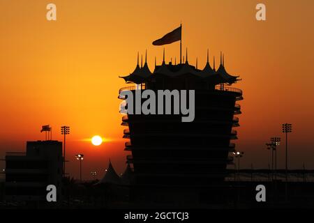 Die Sonne untergeht über der Strecke. FIA-Langstrecken-Weltmeisterschaft, Runde 8, Donnerstag, 28. November 2013. Sakhir, Bahrain. Stockfoto