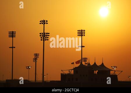 Die Sonne untergeht über der Strecke. FIA-Langstrecken-Weltmeisterschaft, Runde 8, Donnerstag, 28. November 2013. Sakhir, Bahrain. Stockfoto