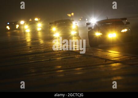 Stuart Hall (GBR)/Jamie Campbell-Walter (GBR)/Roald Goethe (GER) Aston Martin Vantage V8. FIA-Langstrecken-Weltmeisterschaft, Runde 8, Donnerstag, 28. November 2013. Sakhir, Bahrain. Stockfoto