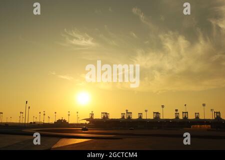 Rennen Action bei Sonnenuntergang. FIA-Langstrecken-Weltmeisterschaft, Runde 8, Samstag, 30. November 2013. Sakhir, Bahrain. Stockfoto