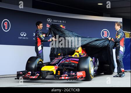 (L bis R): Daniel Ricciardo (AUS) Red Bull Racing und Teamkollege Sebastian Vettel (GER) Red Bull Racing präsentieren den neuen Red Bull Racing RB10. Formel-1-Tests, erster Tag, Dienstag, 28. Januar 2014. Jerez, Spanien. Stockfoto