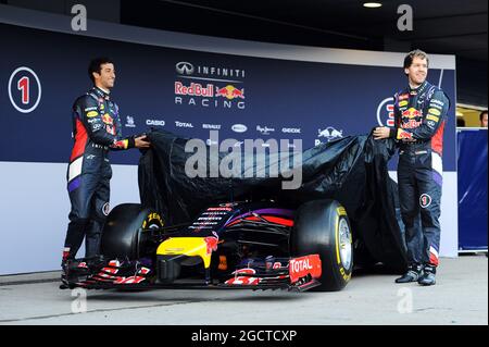 (L bis R): Daniel Ricciardo (AUS) Red Bull Racing und Teamkollege Sebastian Vettel (GER) Red Bull Racing präsentieren den neuen Red Bull Racing RB10. Formel-1-Tests, erster Tag, Dienstag, 28. Januar 2014. Jerez, Spanien. Stockfoto