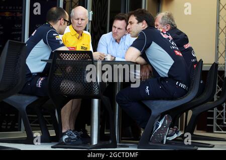 Christian Horner (GBR) Teamchef von Red Bull Racing bei einem Treffen mit Jean-Michel Jalinier (FRA), President und Managing Director von Renault F1 Sport, Dr. Helmut Marko (AUT), Red Bull Motorsport Consultant (ganz rechts) und anderen Mitgliedern des Teams von Red Bull Racing. Formel-1-Test, Bahrain Test One, Tag Eins, Mittwoch, 19. Februar 2014. Sakhir, Bahrain. Stockfoto