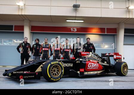 (L bis R): Nicolas Prost (FRA) Lotus F1 Testfahrer; Charles Pic (FRA) Lotus F1 Team Dritter Fahrer; Romain Grosjean (FRA) Lotus F1 Team; Pastor Maldonado (VEN) Lotus F1 Team; Marco Sorensen (DEN) Lotus F1 Team Test and Development Driver; und Matthew Carter (GBR) Lotus F1 Team CEO; Der Lotus F1 E22 wird offiziell vorgestellt. Formel-1-Test, Bahrain Test One, Tag zwei, Donnerstag, 20. Februar 2014. Sakhir, Bahrain. Stockfoto