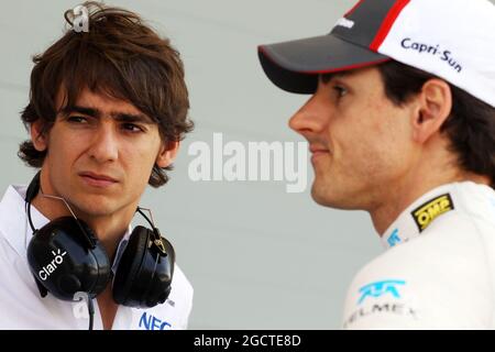 (L bis R): Esteban Gutierrez (MEX) sauber mit Teamkollege Adrian Sutil (GER) sauber. Formel-1-Test, Bahrain-Test zwei, Tag drei, Samstag, 1. Spiel 2014. Sakhir, Bahrain. Stockfoto