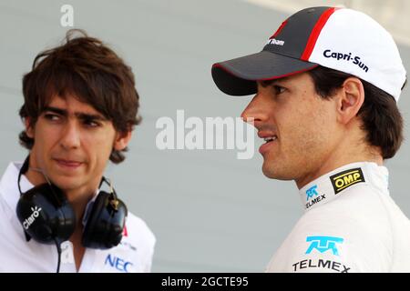 (L bis R): Esteban Gutierrez (MEX) sauber mit Teamkollege Adrian Sutil (GER) sauber. Formel-1-Test, Bahrain-Test zwei, Tag drei, Samstag, 1. Spiel 2014. Sakhir, Bahrain. Stockfoto