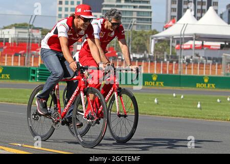 Fernando Alonso (ESP) Ferrari radelt mit Edoardo Bendinelli (ITA) Personal Trainer auf der Rennstrecke. Großer Preis von Australien, Mittwoch, 12. März 2014. Albert Park, Melbourne, Australien. Stockfoto