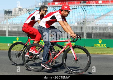 Fernando Alonso (ESP) Ferrari radelt mit Edoardo Bendinelli (ITA) Personal Trainer auf der Rennstrecke. Großer Preis von Australien, Mittwoch, 12. März 2014. Albert Park, Melbourne, Australien. Stockfoto