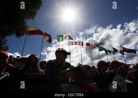 Ventilatoren und Flaggen. Großer Preis von Australien, Sonntag, 16. März 2014. Albert Park, Melbourne, Australien. Stockfoto