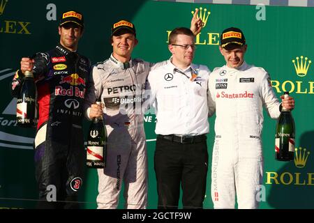 Das Podium (L bis R): Daniel Ricciardo (AUS) Red Bull Racing, Zweiter; Nico Rosberg (GER) Mercedes AMG F1, Rennsieger; Andy Cowell (GBR) Mercedes-Benz High Performance Powertrains Managing Director; Kevin Magnussen (DEN) McLaren, Dritter. Großer Preis von Australien, Sonntag, 16. März 2014. Albert Park, Melbourne, Australien. Stockfoto