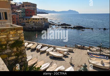 Das alte Fischerdorf mit den Booten, die entlang des Kais und des Vorgebirges von Portofino am Meereshorizont, Boccadasse, Genua, Italien, an Land gebracht wurden Stockfoto