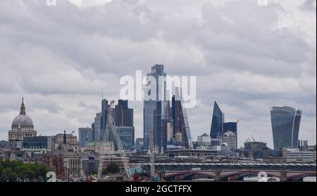 Skyline-Panorama der Stadt London an einem bewölkten Tag. London, Großbritannien. August 2021. Stockfoto