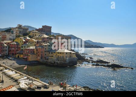 Erhöhter Blick auf das alte Fischerdorf Boccadasse mit den typischen bunten Häusern der Fischer an einem sonnigen Sommertag, Genua, Ligurien Stockfoto