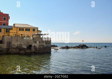 Am Wasser des alten Fischerdorfes Boccadasse mit Terrasse Restaurant mit Blick auf das Meer im Sommer, Genua, Ligurien, Italien Stockfoto