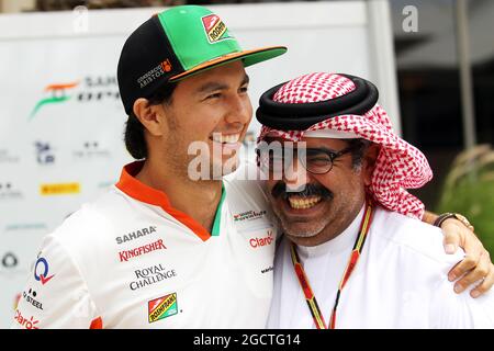 (L bis R): Sergio Perez (MEX) Sahara Force India F1 mit Muhammed Al Khalifa (BRN) Bahrain Circuit Chairman. Großer Preis von Bahrain, Donnerstag, 3. April 2014. Sakhir, Bahrain. Stockfoto