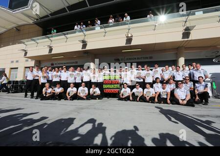 Jenson Button (GBR) McLaren feiert seinen 250. GP mit dem Team. Großer Preis von Bahrain, Sonntag, 6. April 2014. Sakhir, Bahrain. Stockfoto