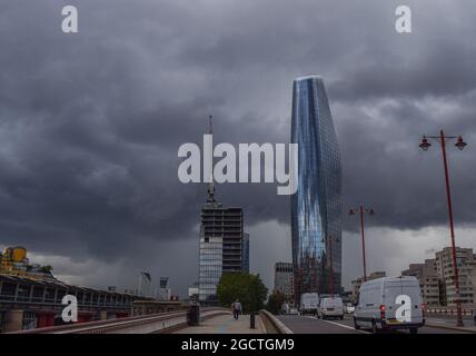 Dunkle Wolken über Blackfriars. London, Großbritannien. August 2021. Stockfoto