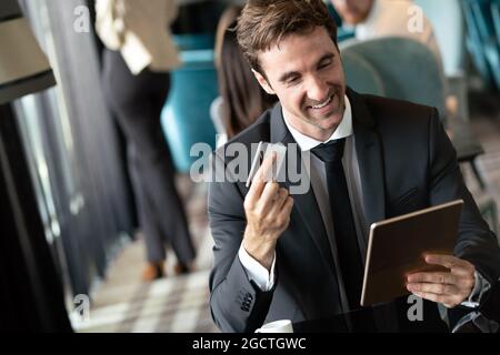 Portrait von glücklichen erfolgreichen Geschäftsmann halten Tablet Stockfoto