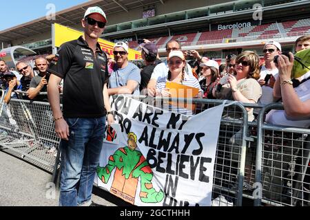 Nico Hulkenberg (GER) Sahara Force India F1 mit Fans in der Box. Großer Preis von Spanien, Donnerstag, 8. Mai 2014. Barcelona, Spanien. Stockfoto