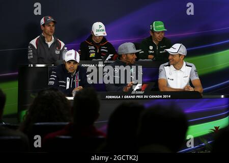 Die FIA-Pressekonferenz (von hinten (L bis R)): Adrian Sutil (GER) sauber; Nico Hulkenberg (GER) Sahara Force India F1; Kamui Kobayashi (JPN) Caterham; Felipe Massa (BRA) Williams; Lewis Hamilton (GBR) Mercedes AMG F1; Jenson Button (GBR) McLaren. Großer Preis von Kanada, Donnerstag, 5. Juni 2014. Montreal, Kanada. Stockfoto