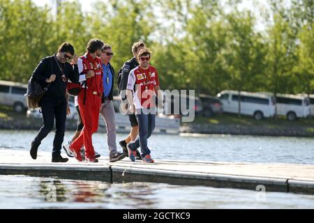 Fernando Alonso (ESP) Ferrari (rechts) mit Luis Garcia Abad (ESP) Driver Manager; Edoardo Bendinelli (ITA) Personal Trainer und Carlos Sainz (ESP). Großer Preis von Kanada, Samstag, 7. Juni 2014. Montreal, Kanada. Stockfoto