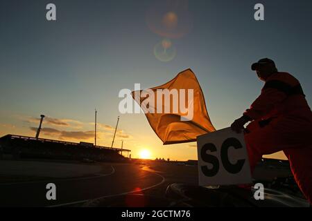 Szenische Action, wenn die Sonne untergeht und das Safety Car draußen ist. FIA-Langstrecken-Weltmeisterschaft, 24 Stunden von Le Mans, Rennen, Samstag, 14. Juni 2014. Le Mans, Frankreich. Stockfoto