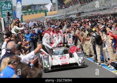 Rennsieger Marcel Fassler (SUI) / Andre Lotterer (GER) / Benoit Treluyer (FRA) #02 Audi Sport Team Joest Audi R18 e-tron quattro Hybrid Feiern Sie im Park mit Dr. Wolfgang Ullrich (GER) Audi Motorsport Team Boss. FIA-Langstrecken-Weltmeisterschaft, 24 Stunden von Le Mans, Rennen, Sonntag, 15. Juni 2014. Le Mans, Frankreich. Stockfoto