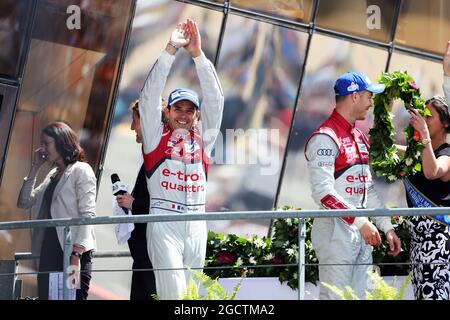 Rennsieger Benoit Treluyer (FRA) #02 Audi Sport Team Joest Audi R18 e-tron quattro Hybrid feiert auf dem Podium. FIA-Langstrecken-Weltmeisterschaft, 24 Stunden von Le Mans, Rennen, Sonntag, 15. Juni 2014. Le Mans, Frankreich. Stockfoto