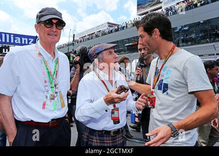 (L bis R): Sir James Dyson (GBR) Inventor (Mitte) mit Jackie Stewart (GBR) und Mark Webber (AUS) Porsche Team WEC Driver am Start. Großer Preis von Österreich, Sonntag, 22. Juni 2014. Spielberg, Österreich. Stockfoto
