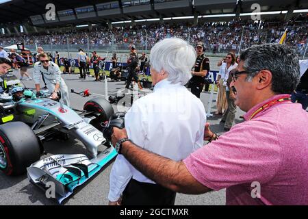 Muhammed Al Khalifa (BRN) Bahrain Circuit Chairman am Start mit Bernie Ecclestone (GBR). Großer Preis von Österreich, Sonntag, 22. Juni 2014. Spielberg, Österreich. Stockfoto